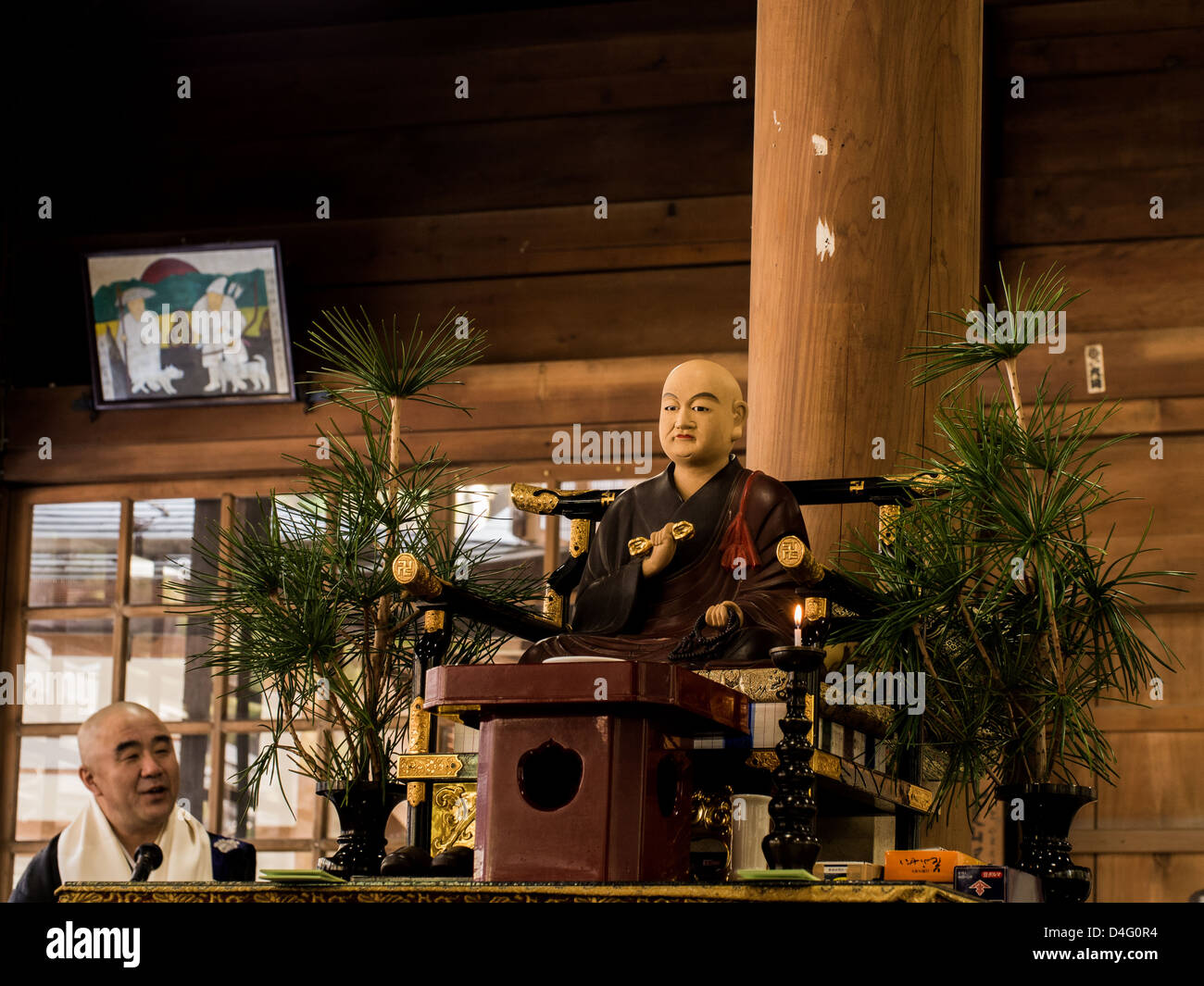 Un prêtre bouddhiste Shingon prêche aux pèlerins à côté d'une image de Kobo Daishi, fondateur de l'école Shingon du bouddhisme. Banque D'Images