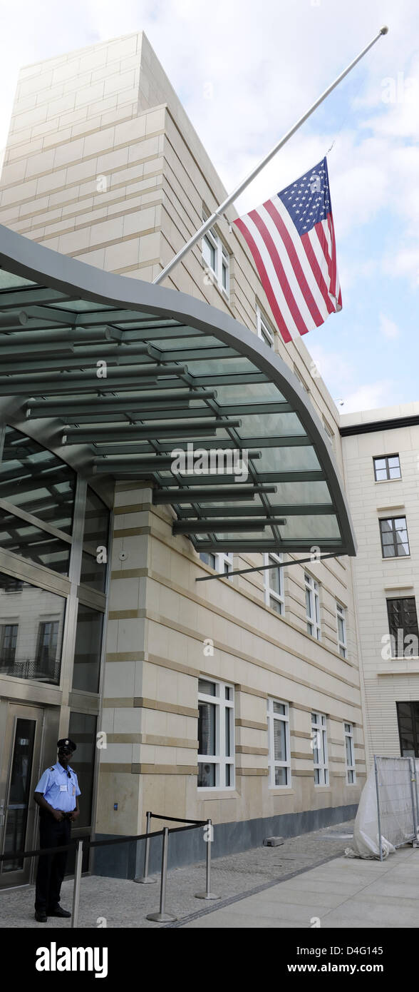 Le drapeau américain est en berne, en face de l'ambassade américaine à Berlin, Allemagne, 11 septembre 2008. Les 3 000 victimes des attaques terroristes sera commémorée pendant un service commémoratif du Centrum Judaicum dans l'après-midi. Photo : Rainer Jensen Banque D'Images