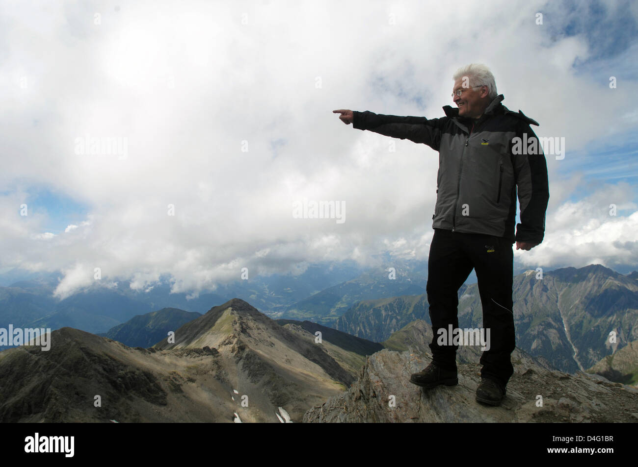 Le ministre allemand des affaires étrangères, Frank-Walter STEINMEIER (SPD) se dresse sur le sommet de la 'Wilde' Kreuzspitze (3132 mètres) et des points dans la distance au cours d'une balade-promenade dans les montagnes de Pfunderer au Tyrol du Sud, Italie, août 2008. Photo : Klaus-Dietmar Gabbert Banque D'Images