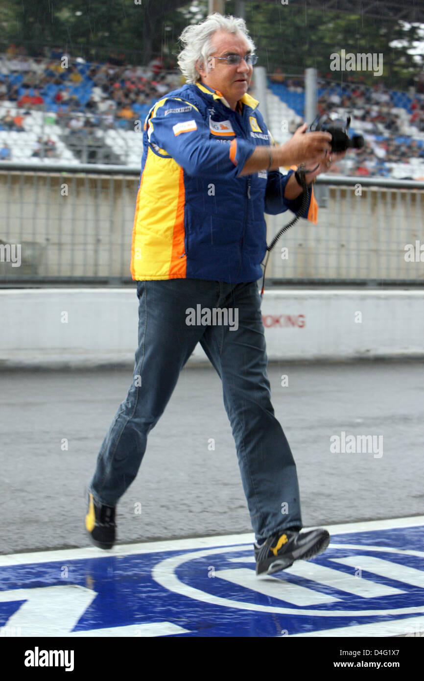 L'italien Flavio Briatore, Directeur de l'équipe de Renault, promenades dans la voie des stands avant la troisième séance de formation à l'Autodromo Nazionale di Monza circuit dans Monza, Italie, le 13 septembre 2008. Le Grand Prix de Formule 1 d'Italie aura lieu le 14 septembre 2008. Photo : Jens Buettner Banque D'Images