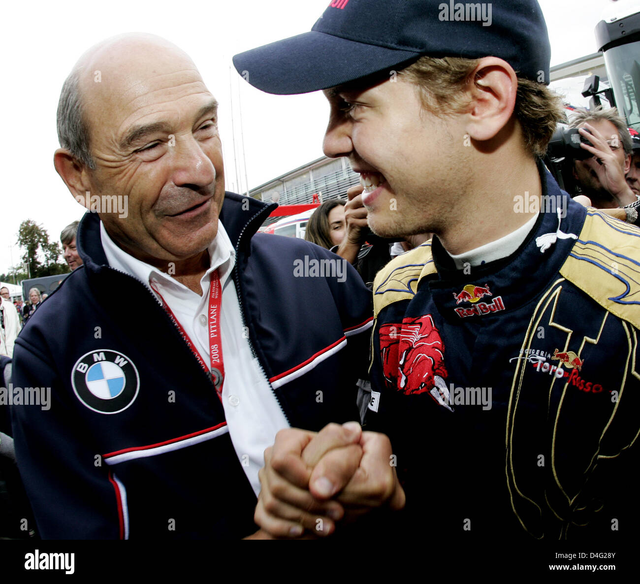 Peter Sauber suisse (L), de l'équipe BMW Sauber pour conseiller, félicite l'allemand Sebastian Vettel, pilote de Formule 1 de la Scuderia Toro Rosso-Ferrari après avoir remporté le Grand Prix de Formule 1 de l'Italie à l'Autodromo Nazionale di Monza circuit dans Monza, Italie, le 14 septembre 2008. Photo : Felix Heyder Banque D'Images