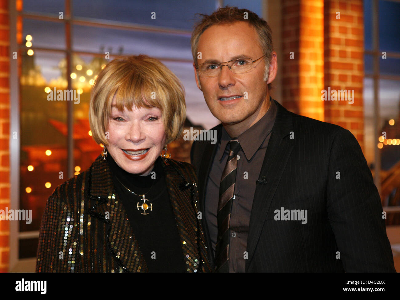 L'actrice américaine Shirley MacLaine pose avec l'animateur Reinhold Beckmann au cours de la 'talk show' Beckmann à Hambourg, Allemagne, 15 septembre 2008. MacLaine présente ses mémoires 'Sage-ing alors que l'âge-ing" pendant le show de la chaîne allemande ARD. Photo : en mode SP (Single Pulse Jens Banque D'Images