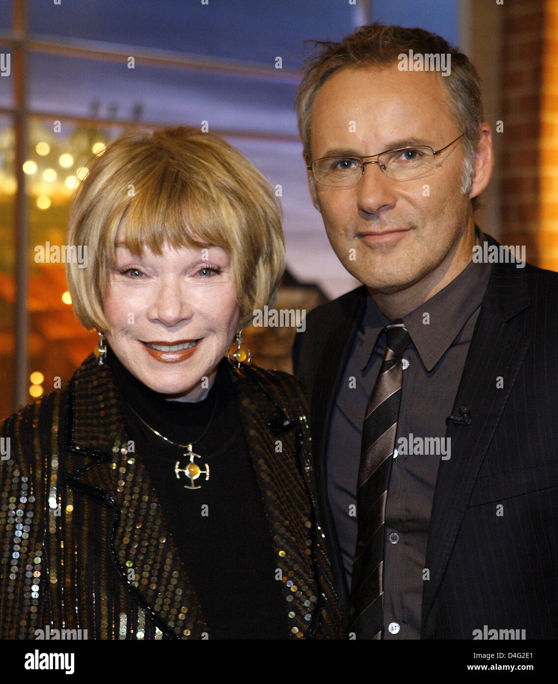 L'actrice américaine Shirley MacLaine pose avec l'animateur Reinhold Beckmann au cours de la 'talk show' Beckmann à Hambourg, Allemagne, 15 septembre 2008. MacLaine présente ses mémoires 'Sage-ing alors que l'âge-ing" pendant le show de la chaîne allemande ARD. Photo : en mode SP (Single Pulse Jens Banque D'Images