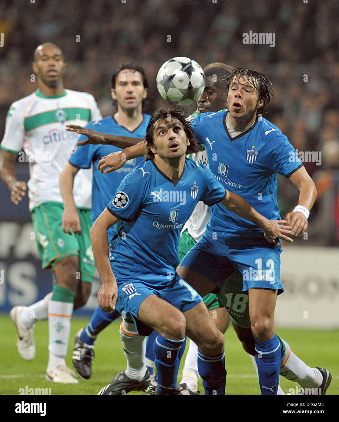 Famagusta' Mohamed Taher Zeebari Hawar (avant) et Jeffrey Leiwakabessy (R) illustré en action au cours de l'UEFA Champions League groupe B match Werder Brême vs Famagusta joueuse au Weserstadion de Brême, Allemagne, le 16 septembre 2008. Le match entre le club de Bundesliga Bremen et Cyprien Famagouste lié 0-0. Photo : Carmen Jaspersen Banque D'Images