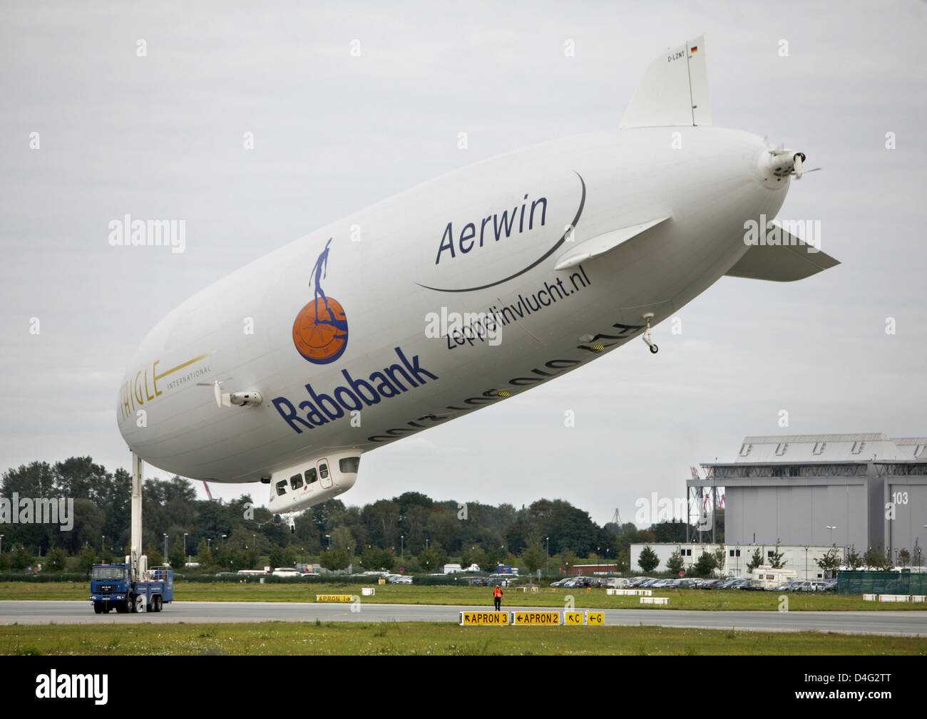 Un dirigeable (LZ N07) est tiré sur un terrain d'Airbus à Hambourg, Allemagne, 17 septembre 2008. Le dirigeable qui a été construit à Friedrichshafen a atterri en début de soirée. Il est de 75 mètres de long, peut accueillir jusqu'à 12 personnes et sont expédiés de Finkenwerder au Texas, USA, la semaine prochaine. "À partir de là, le zeppelin voleront sur à San Francisco", un orateur de ZLT Zeppelin Luftschiff Banque D'Images