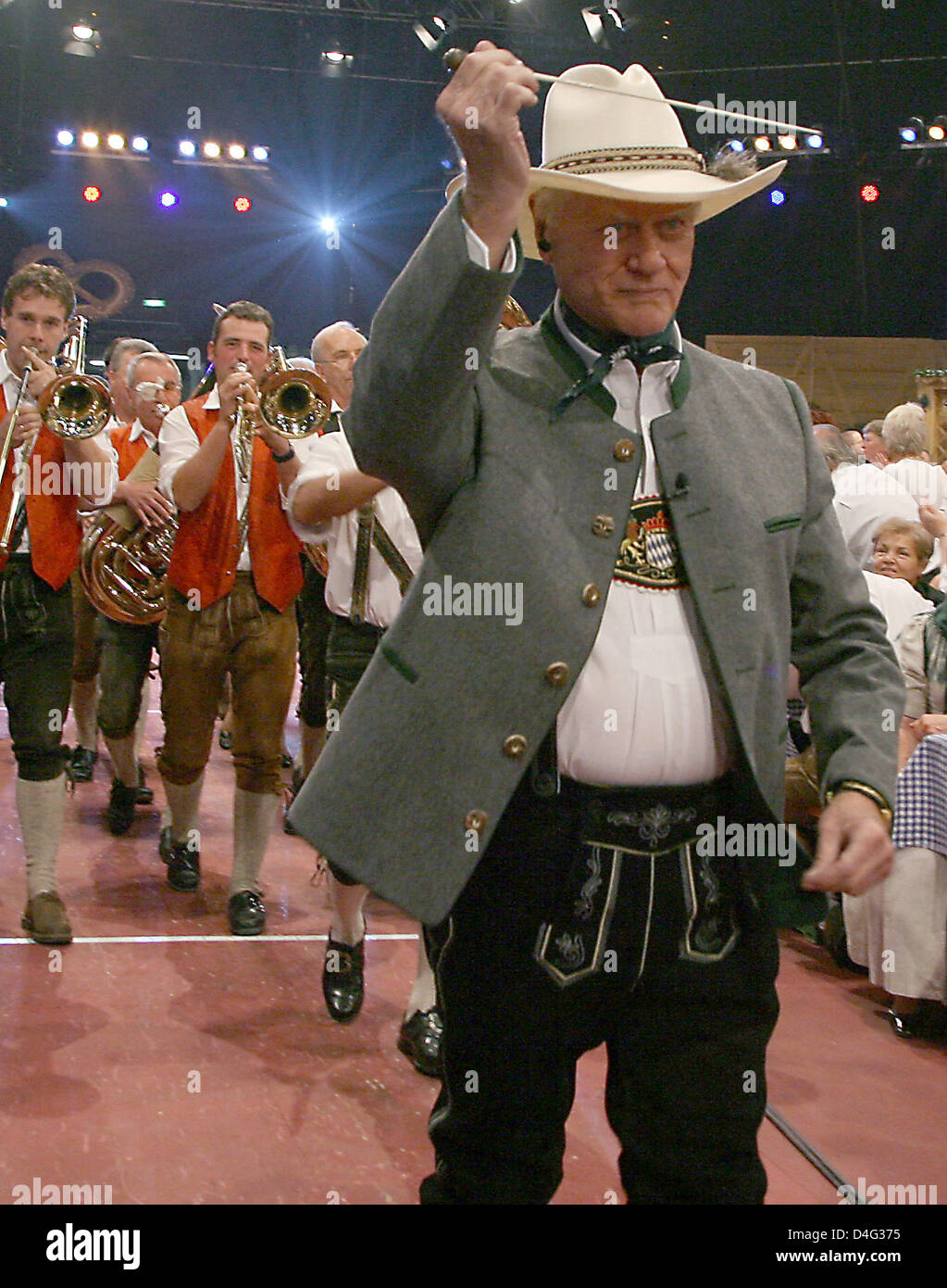 L'acteur américain Larry Hagman est représenté au cours de la répétition générale de German TV show "usikantenstadl' animée par le présentateur Andy Borg à 'Olympiahalle' à Munich, Allemagne, 19 septembre 2008. L'émission sera diffusée le 20 septembre 2008 à 8:15 h le chaîne de télévision allemande 'Das Erste' ('l'Premier'). Photo : Volker Dornberger Banque D'Images