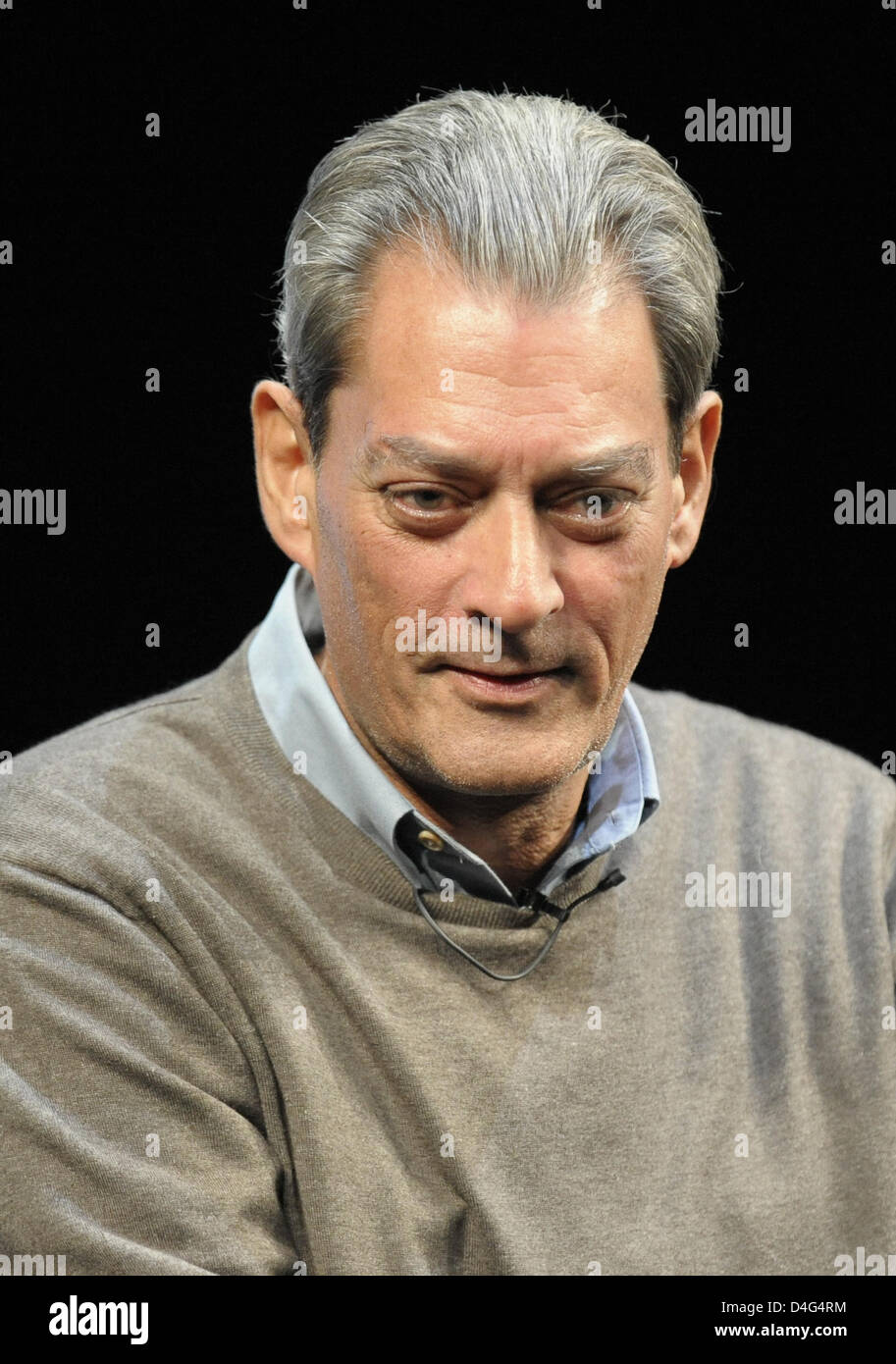 US author Paul Auster décrit au début de sa lecture à l'ensemble de Berlin théâtre à Berlin, Allemagne, 29 septembre 2008. Auster lire à partir de son nouveau roman "un homme dans l'obscurité' c'est dans les librairies allemandes à partir du 01 octobre. Photo : Soeren Stache Banque D'Images