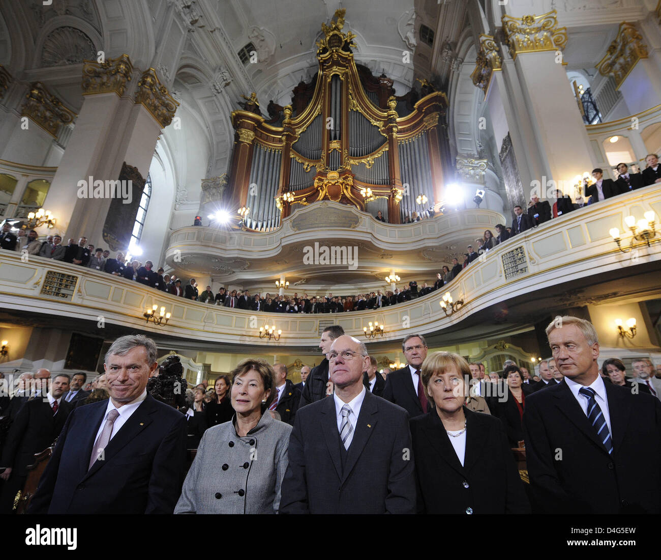 Le président allemand Horst Koehler (L-R), son épouse Eva Luise, Président du parlement allemand Norbert Lammert, la chancelière allemande Angela Merkel et le maire de Hambourg, Ole von Beust, assister à la service oecuménique sur 'Journée de l'unité allemande à l' église St Michel, Hambourg, Allemagne, 03 octobre 2008. Plus de 1 500 personnes se sont réunis à Hambourg, Michel pour célébrer le 18e anniversaire de l'unifica Banque D'Images