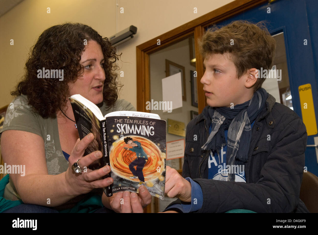 Pour l'auteur zella compton la lecture de son livre pour garçon de 11 ans à une journée du livre de charité Banque D'Images