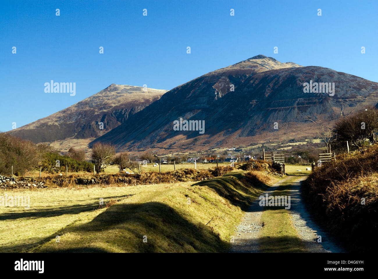 Gyrn Goch et Gyrn Ddu de montagnes des Clogwyn, Trefor, Péninsule de Lleyn, Gwynedd, au nord du Pays de Galles. Banque D'Images