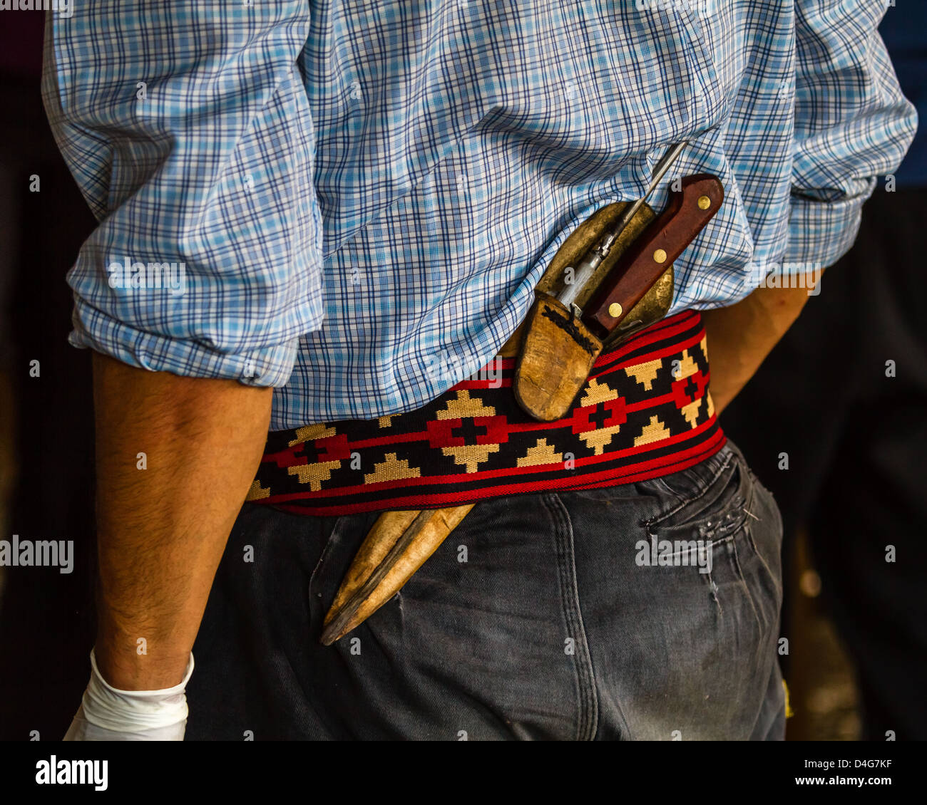 Détail de la ceinture d'un Gaucho étant portée sur une personne avec un  couteau glissé à l'arrière, Patagonie Photo Stock - Alamy