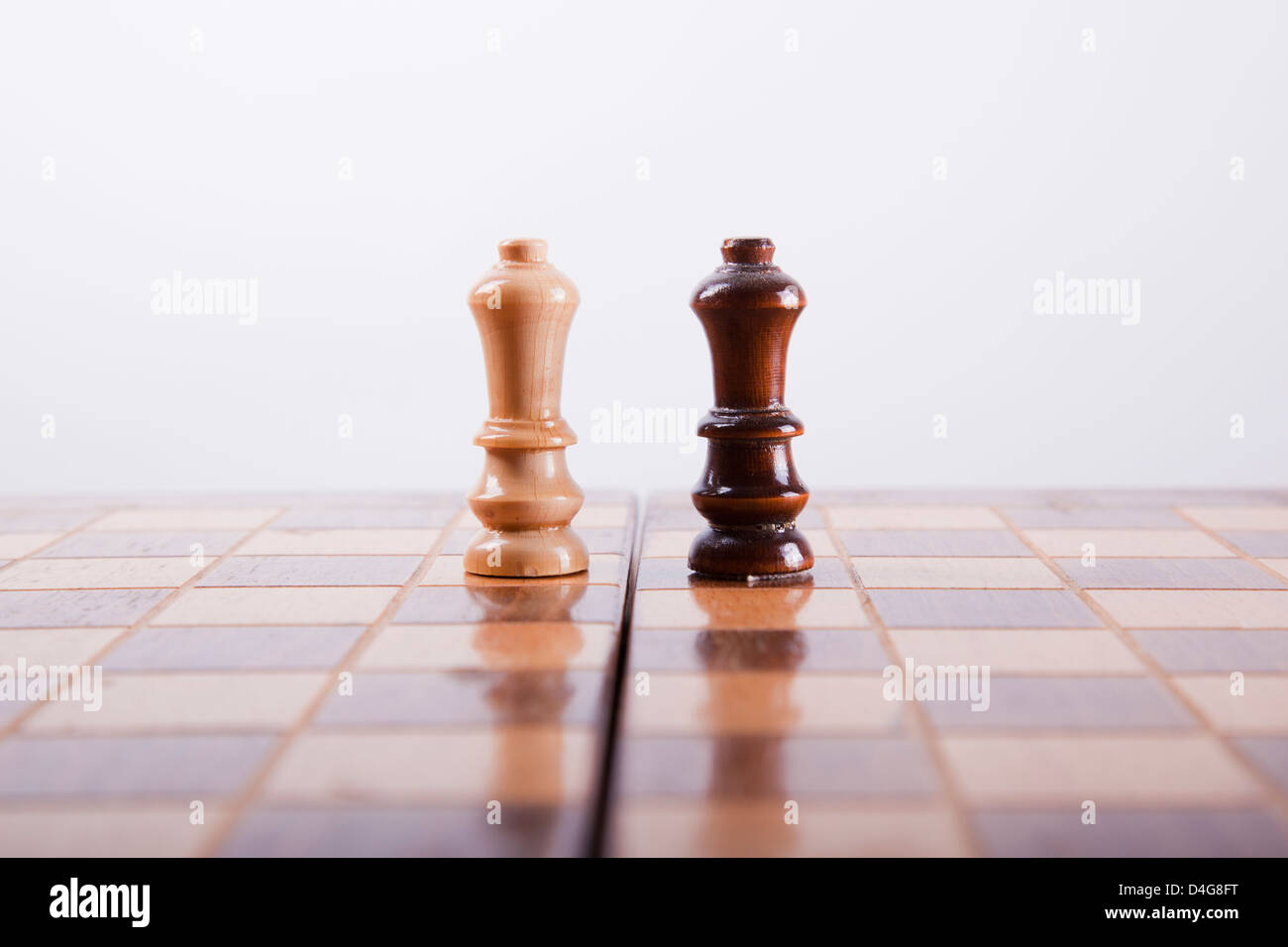 Le dernier comité permanent pièces des échecs sur une carte sur un fond blanc Banque D'Images