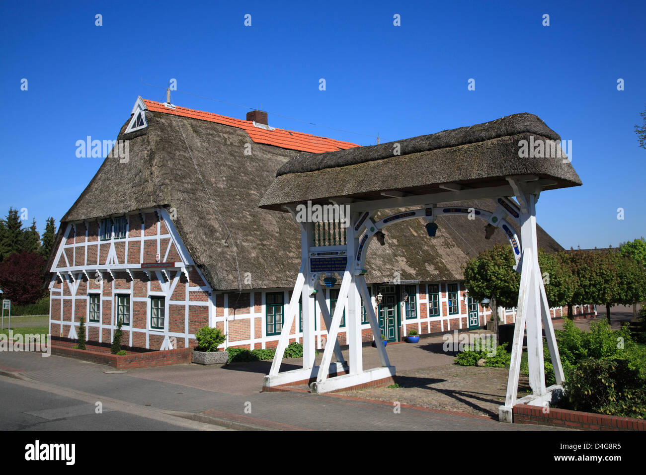 Altes Land, vieux pays, Neuenkirchen à fleuve Luehe, traditionnelle chaumière avec portique traditionnel Banque D'Images