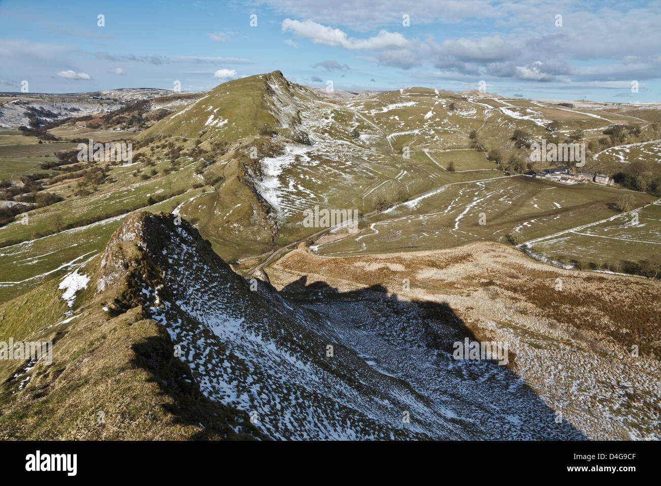 Vue depuis le sommet de colline en direction de Parkhouse Chrome Hill, la colombe Vallée, parc national de Peak District, Derbyshire, Angleterre Banque D'Images