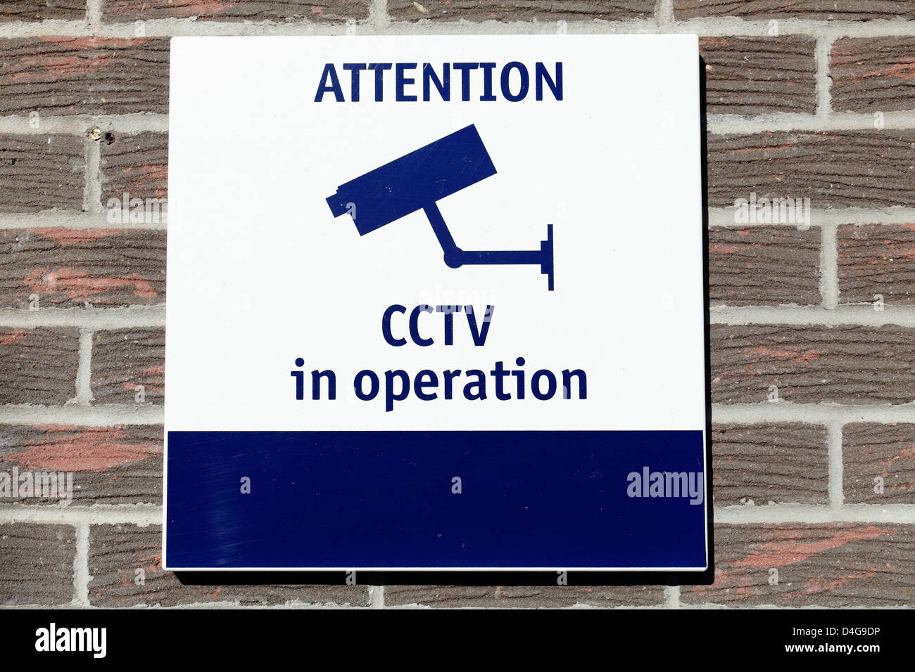 Un panneau avertissant les passagers CCTV est en service sur une plate-forme à une gare ScotRail rurale, Lochwinnoch, Renfrewshire, Écosse, Royaume-Uni, Europe Banque D'Images