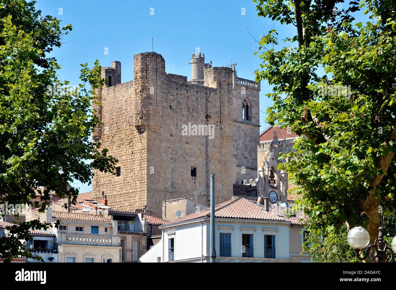 Tour de 'Palais des Archevêques' et les bâtiments à Narbonne, ville située dans le département de l'Aude en France Banque D'Images