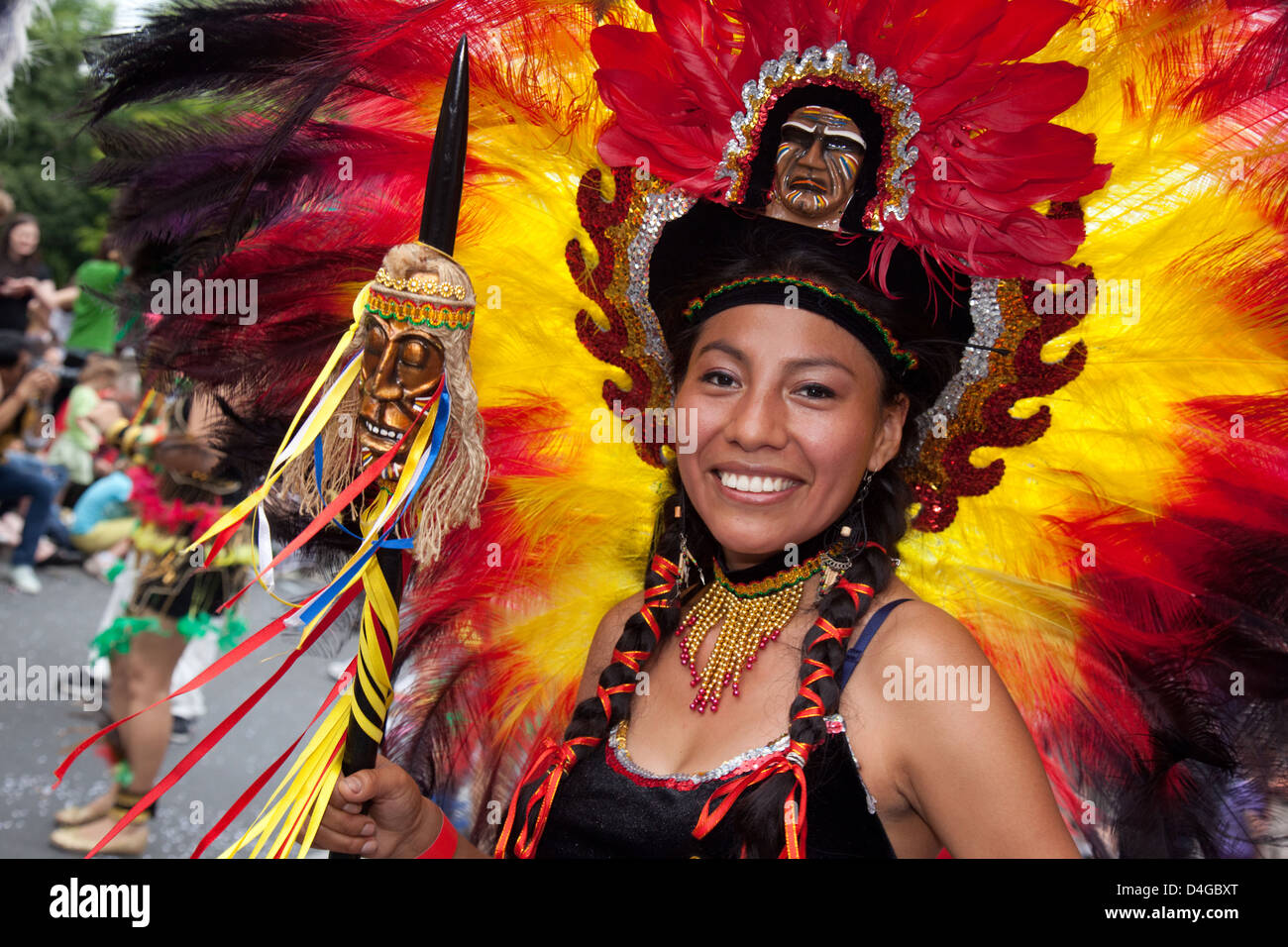 Berlin, Allemagne, la femme à plumes sur le Carnaval des Cultures Banque D'Images