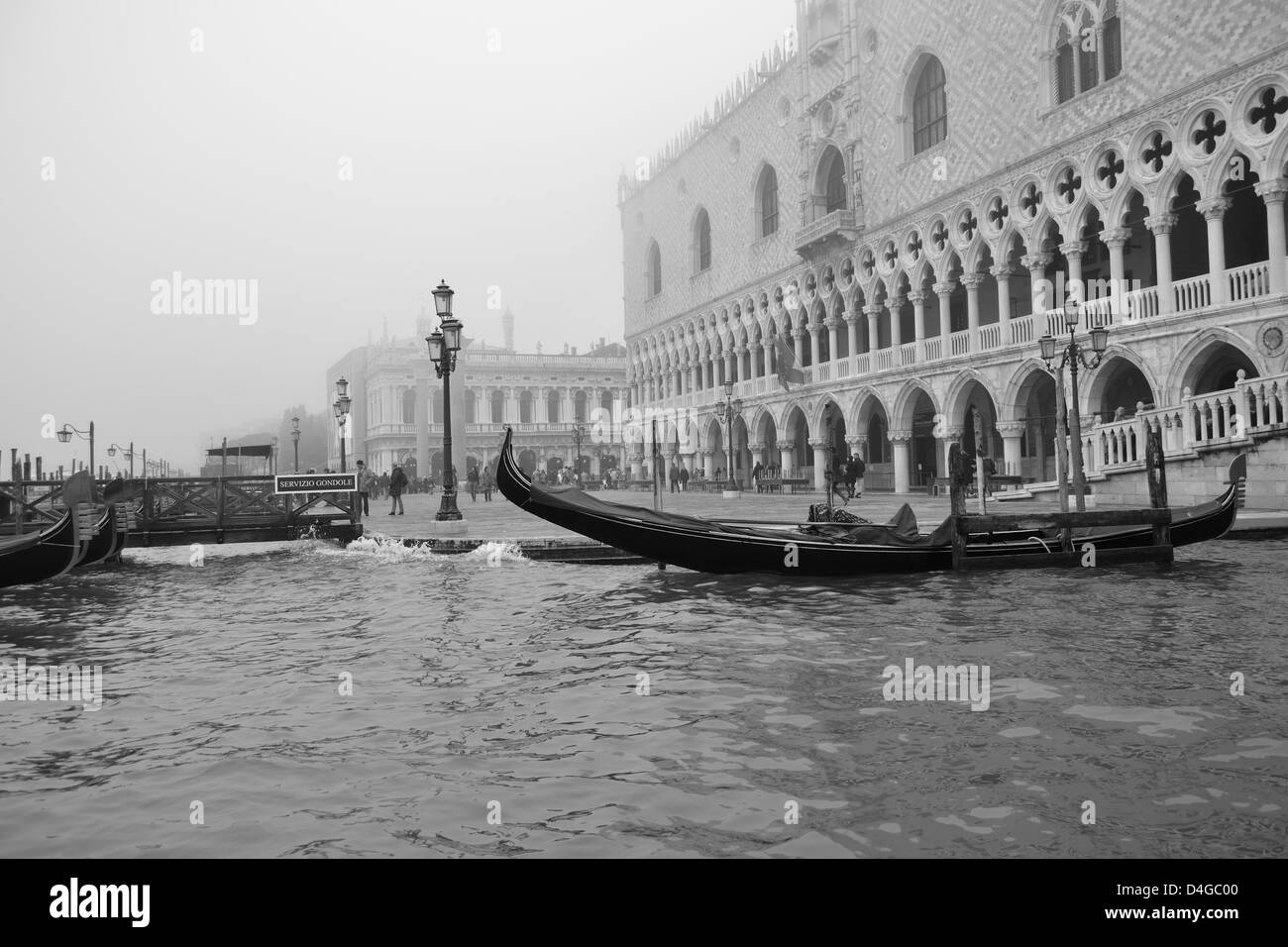 Italie Venise le Grand Canal avec une gondole amarrés dans le brouillard le palais des Doges en arrière-plan Banque D'Images