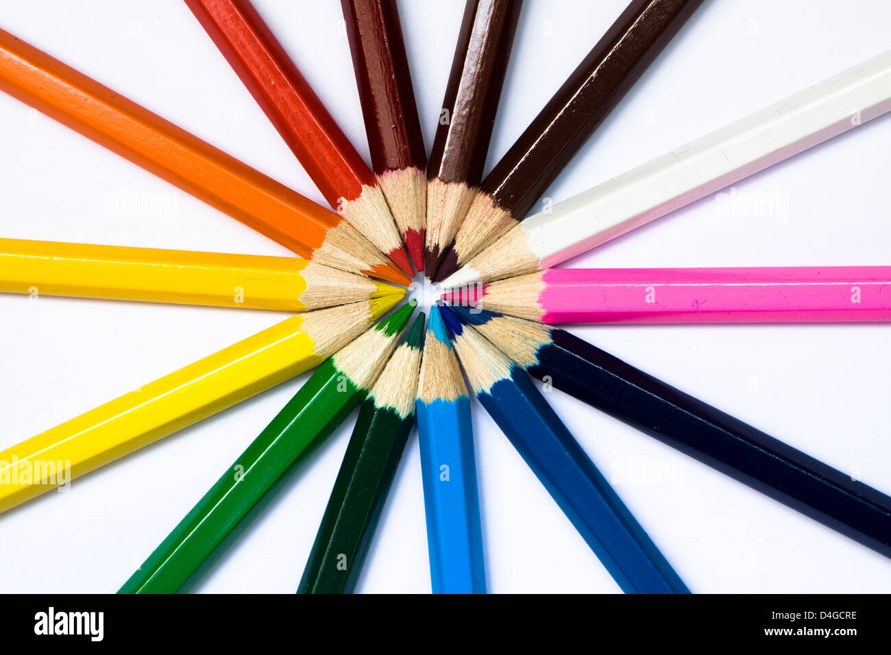Close-up d'une sélection de crayons de couleur, disposés comme une roue de couleurs. Banque D'Images