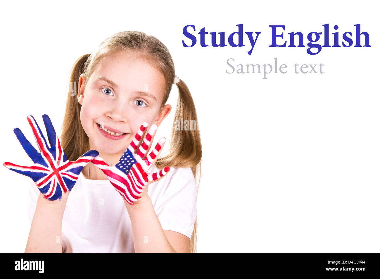 Des drapeaux américains et anglais sur les mains de l'enfant. L'apprentissage de l'anglais langue concept. Banque D'Images