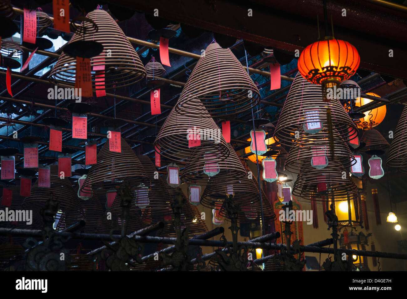 Lové dans la pendaison d'encens Temple Man Mo à Sheung Wan, Hong Kong. Banque D'Images