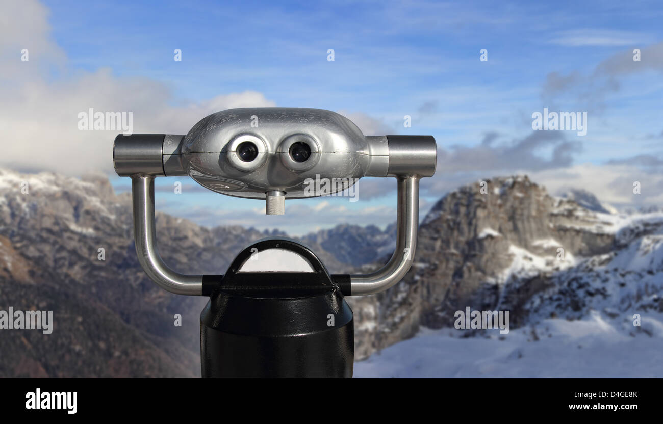 Télescope panoramique avec vue sur la montagne Banque D'Images