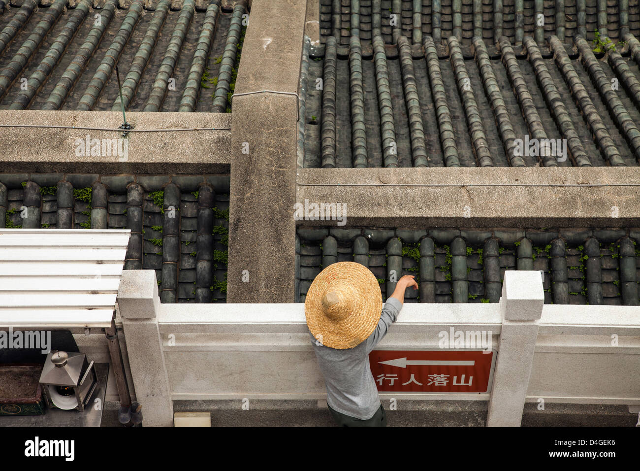 Un travailleur dans un cimetière à Hong Kong Banque D'Images