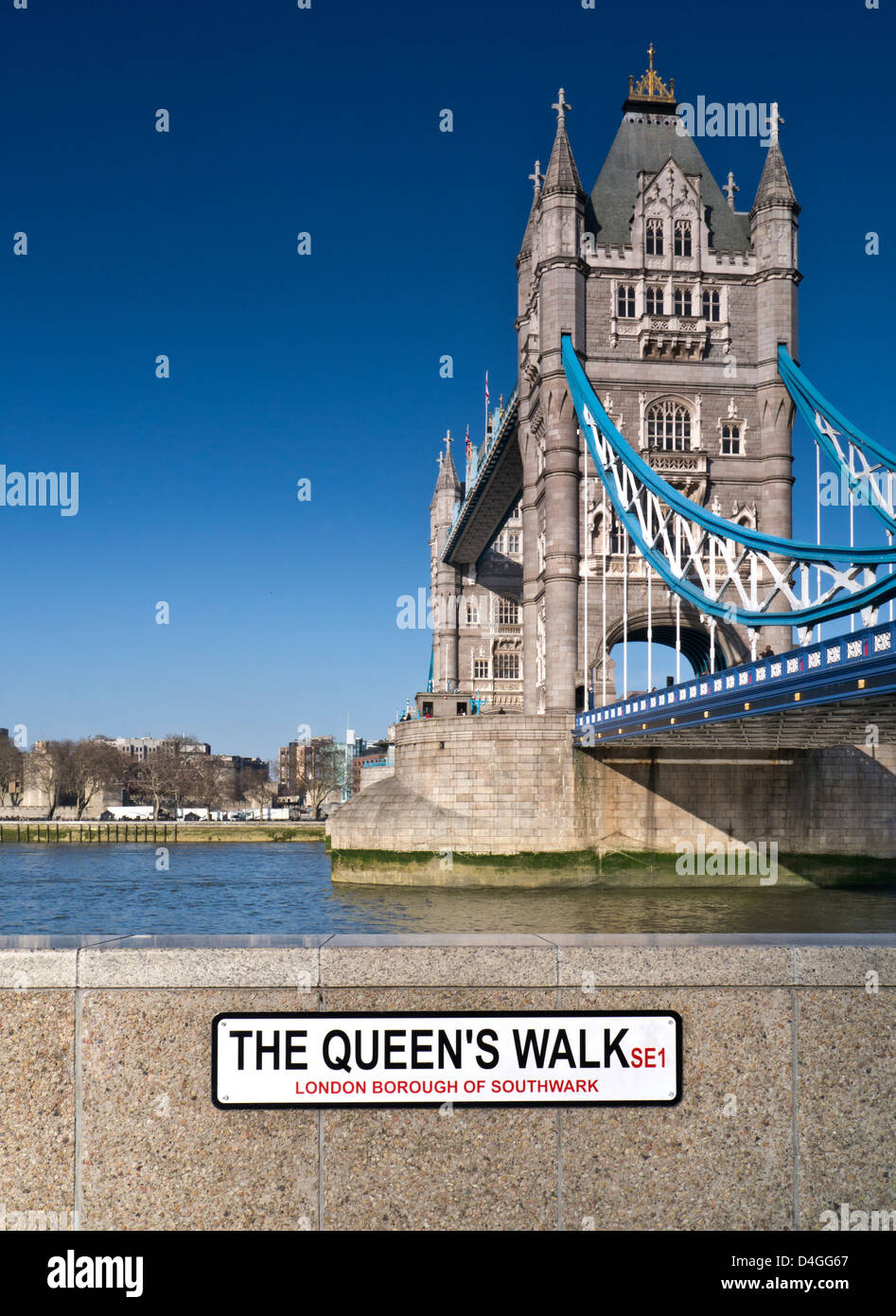 L'ARAGON SE1 Tower Bridge et la Tamise avec signe pour 'The Queen's Walk' allée sur SouthBank London Southwark UK Banque D'Images