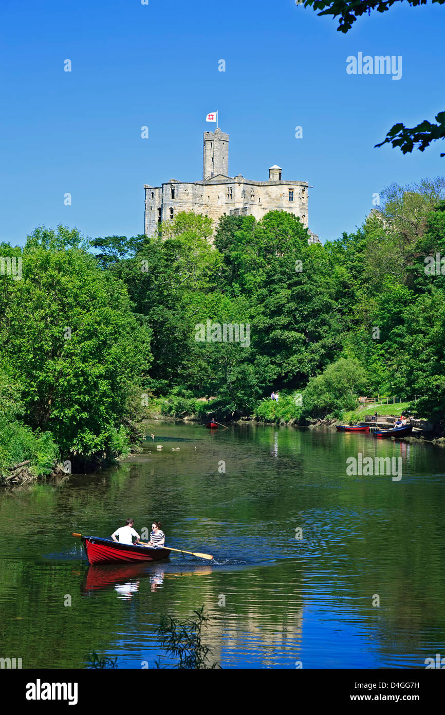 Les plaisanciers sur la rivière Coquet et Château de Warkworth, Warkworth, Angleterre, Royaume-Uni Banque D'Images