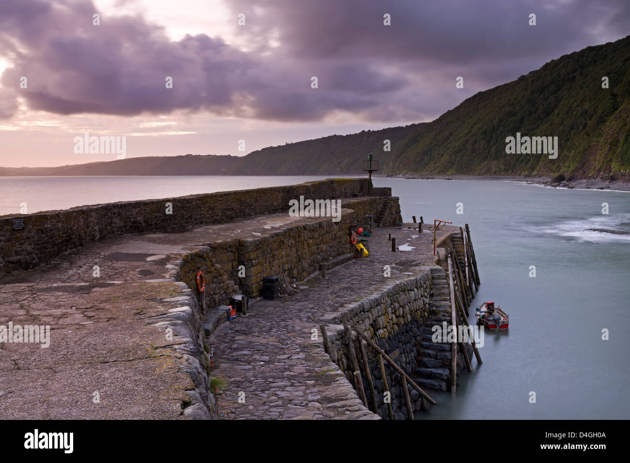 Port en pierre mur à Clovelly, Devon, Angleterre. L'automne (septembre). Banque D'Images