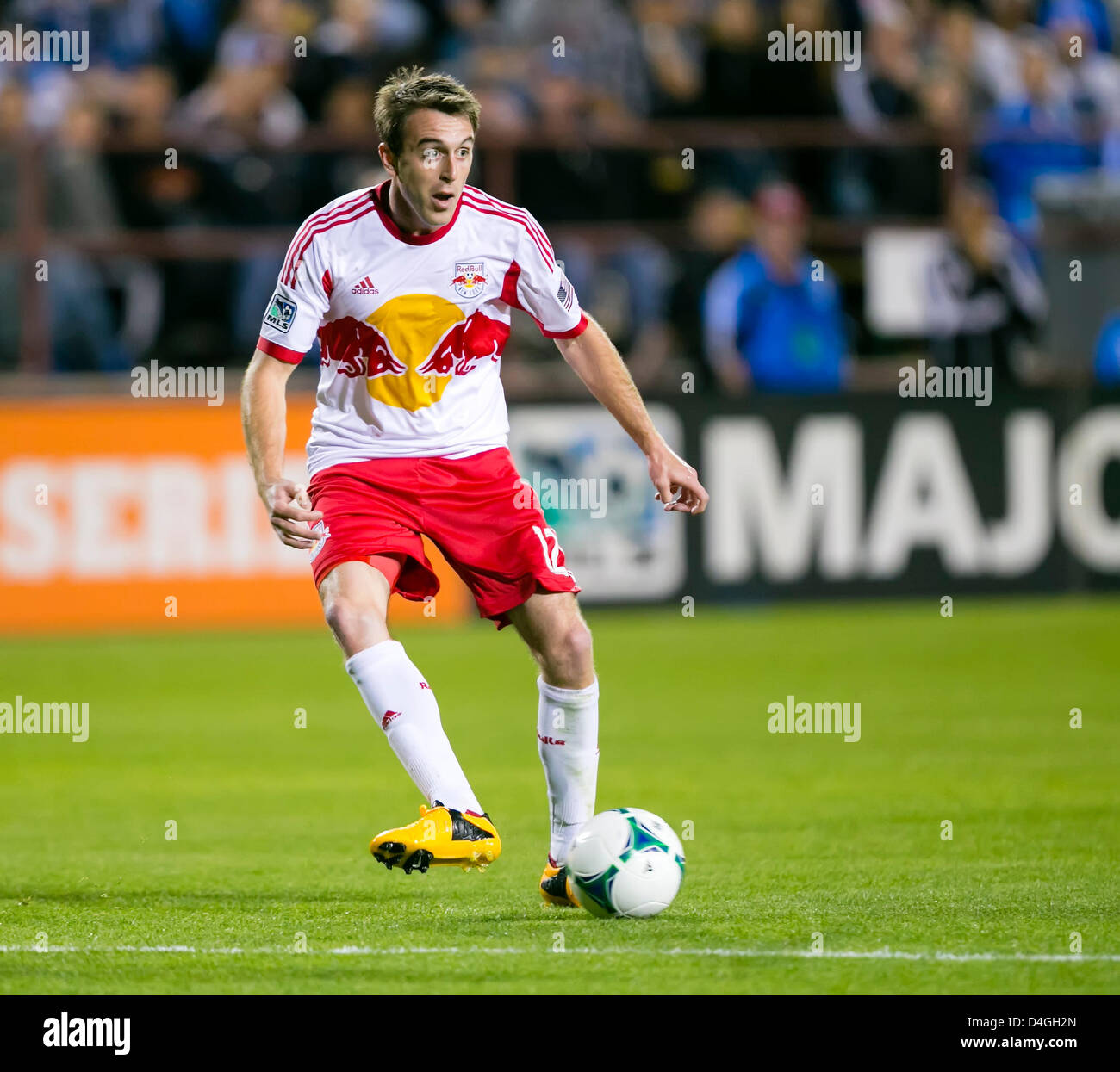 10 mars 2013 : New York Red Bulls terrain Eric Alexander (12) en action au cours de la MLS match entre les New York Red Bulls et les San Jose Earthquakes au Buck Shaw Stadium de Santa Clara, CA. San Jose a battu New York 2-1. Banque D'Images