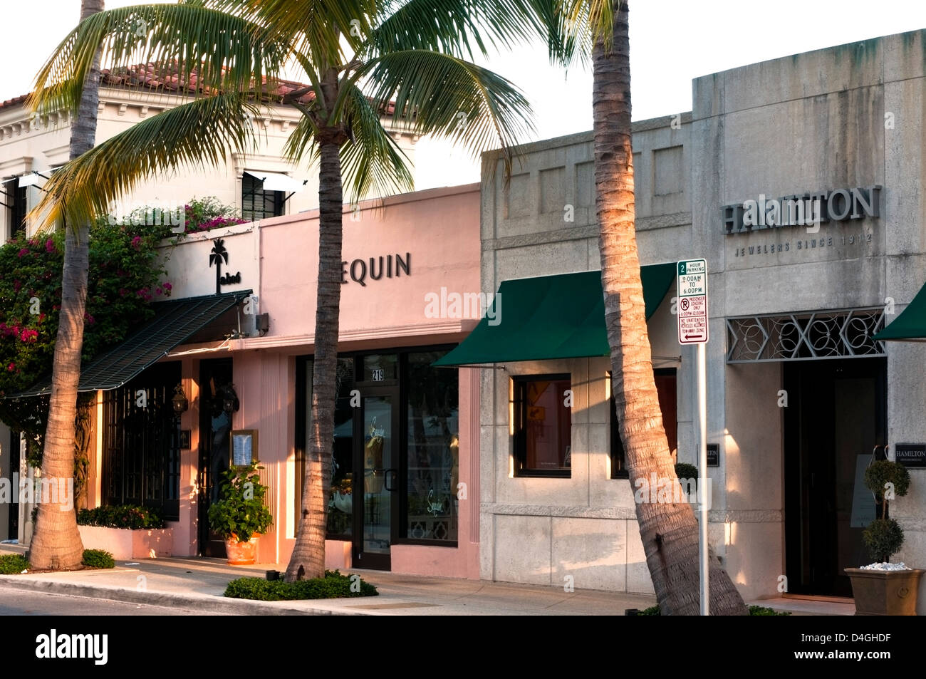 La rue bordée de palmiers, devantures de Worth Avenue, West Pam Beach Florida Banque D'Images