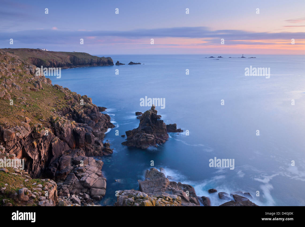 Land's End et phare de Drakkars, Cornwall, Angleterre. Printemps (mai) 2012. Banque D'Images
