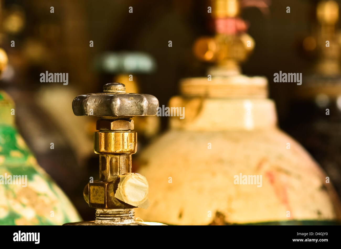 Valve de roue à main avec du ruban adhésif. Banque D'Images