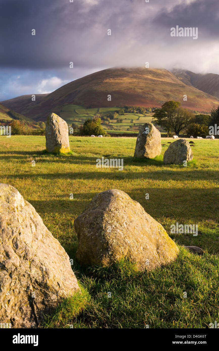 Cercle de pierres de Castlerigg dans le Parc National du Lake District, Cumbria, Angleterre. L'automne (octobre) 2012. Banque D'Images
