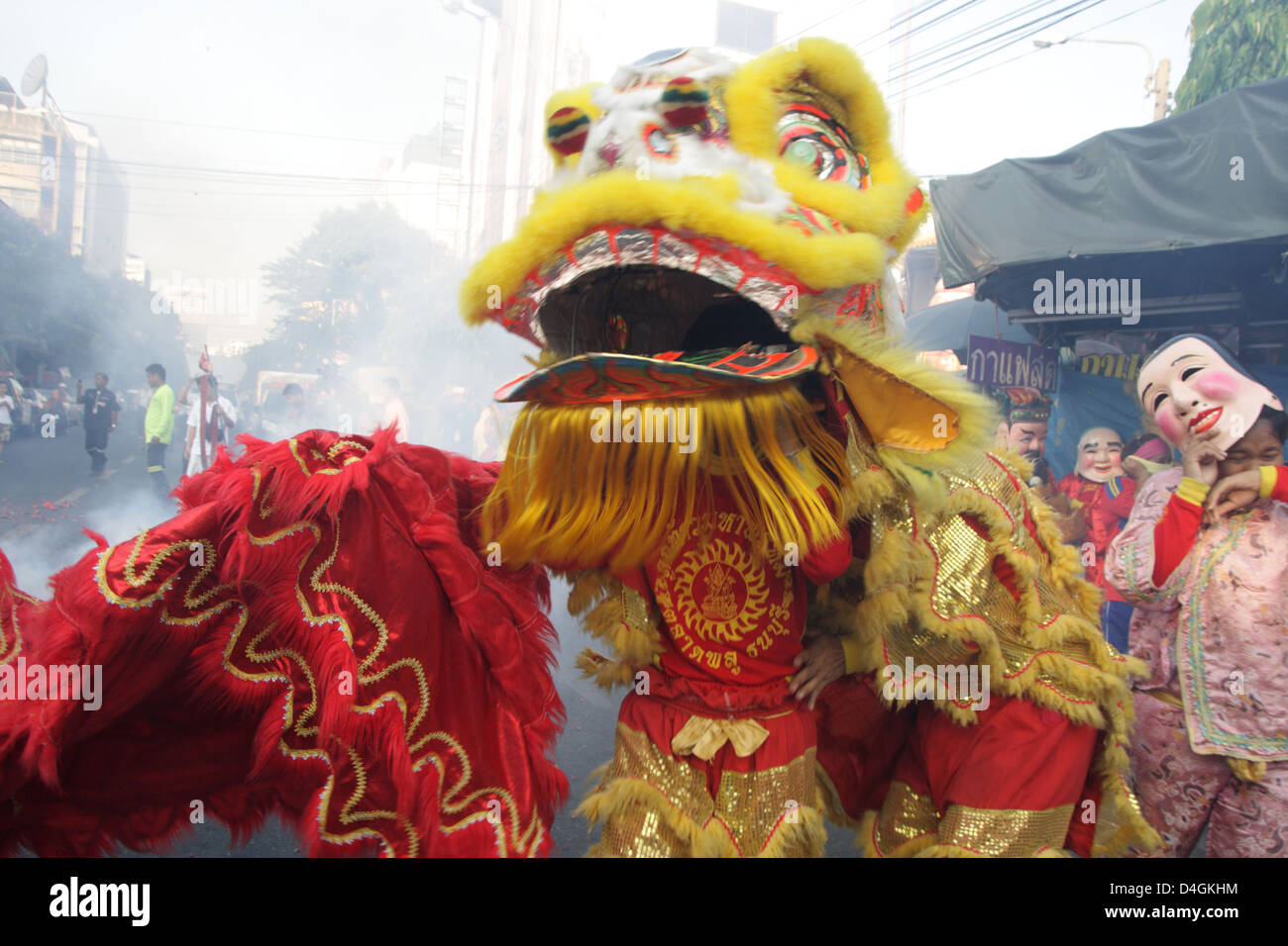 La danse du lion chinois dans Sompoch Neaw Déesse Lim Ko Festival à Bangkok , Thaïlande Banque D'Images