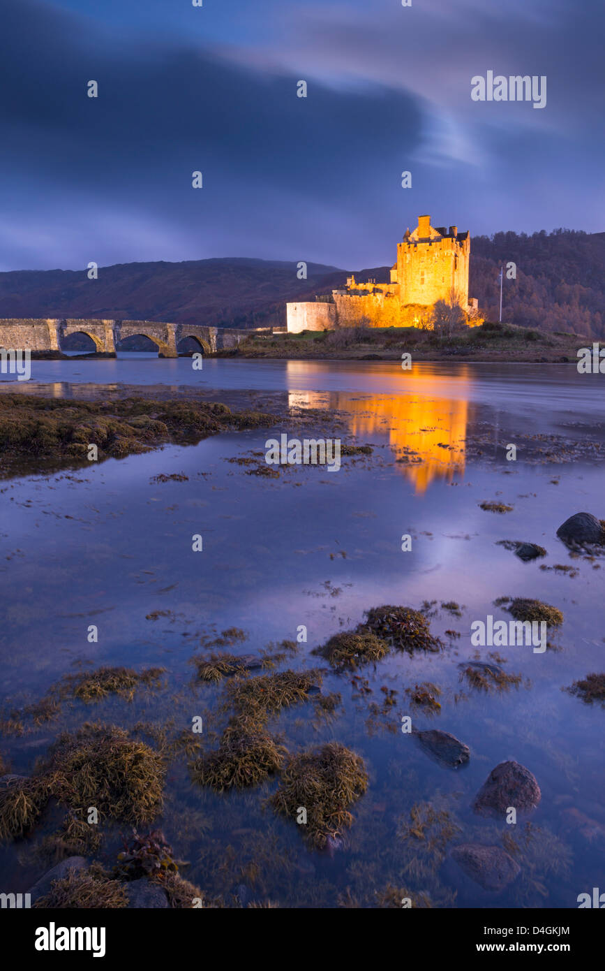 Le Château d'Eilean Donan sur Loch Duich au crépuscule, l'ouest des Highlands, en Écosse. L'automne (novembre) 2012. Banque D'Images