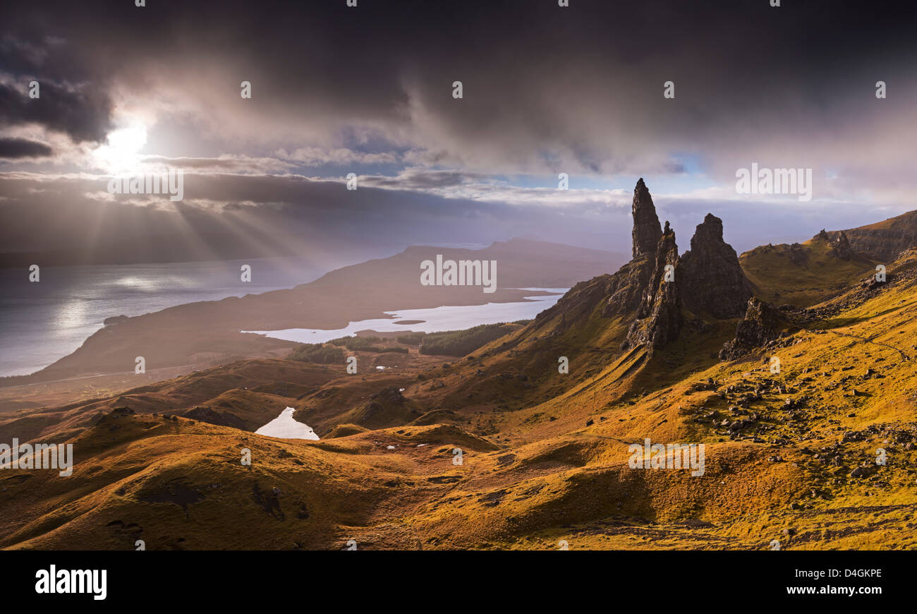 Lumière dramatique sur le vieil homme de Storr, île de Skye, en Ecosse. L'automne (novembre) 2012. Banque D'Images