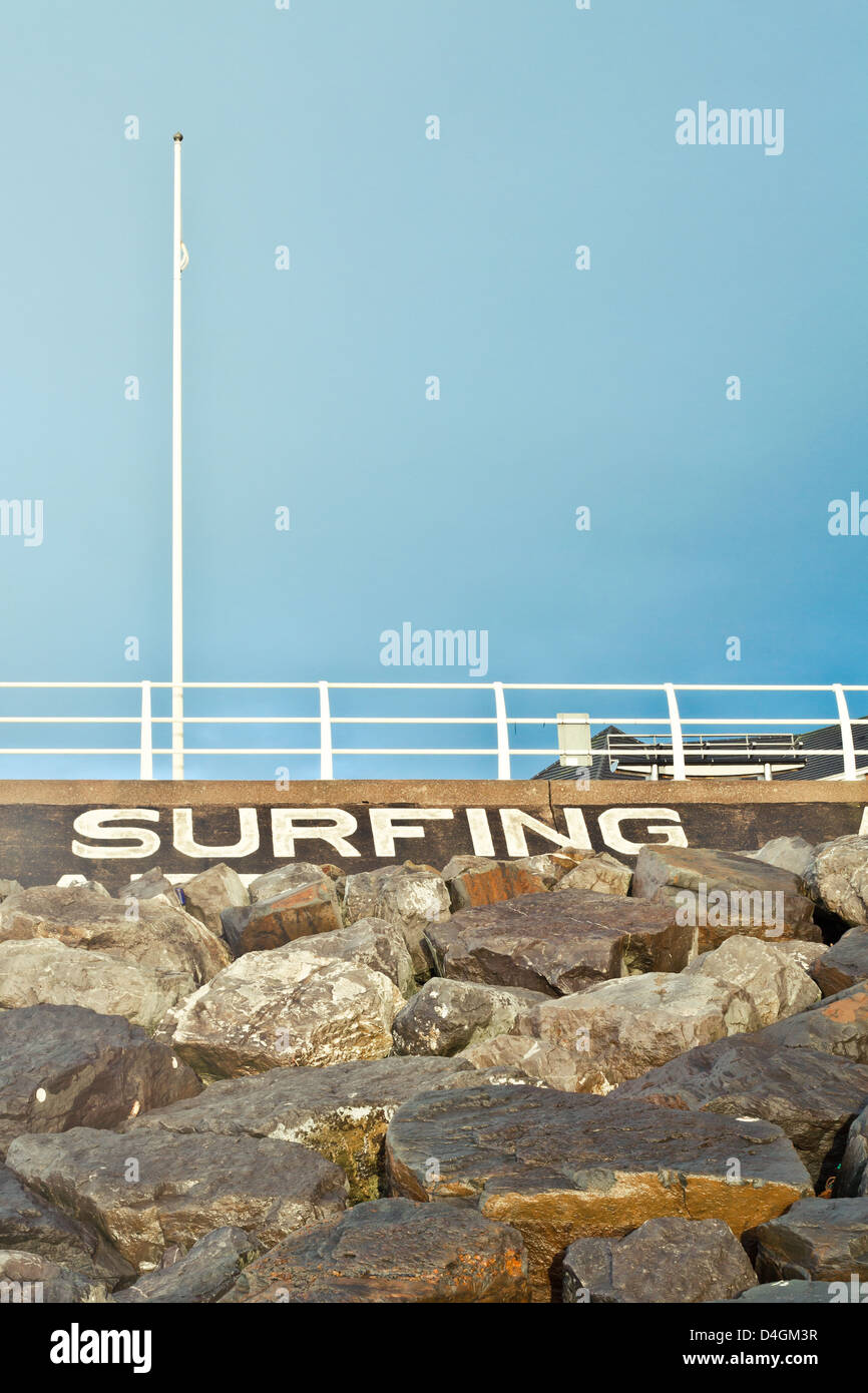 Signe indiquant surf sur Aberafan Beach au Pays de Galles Banque D'Images
