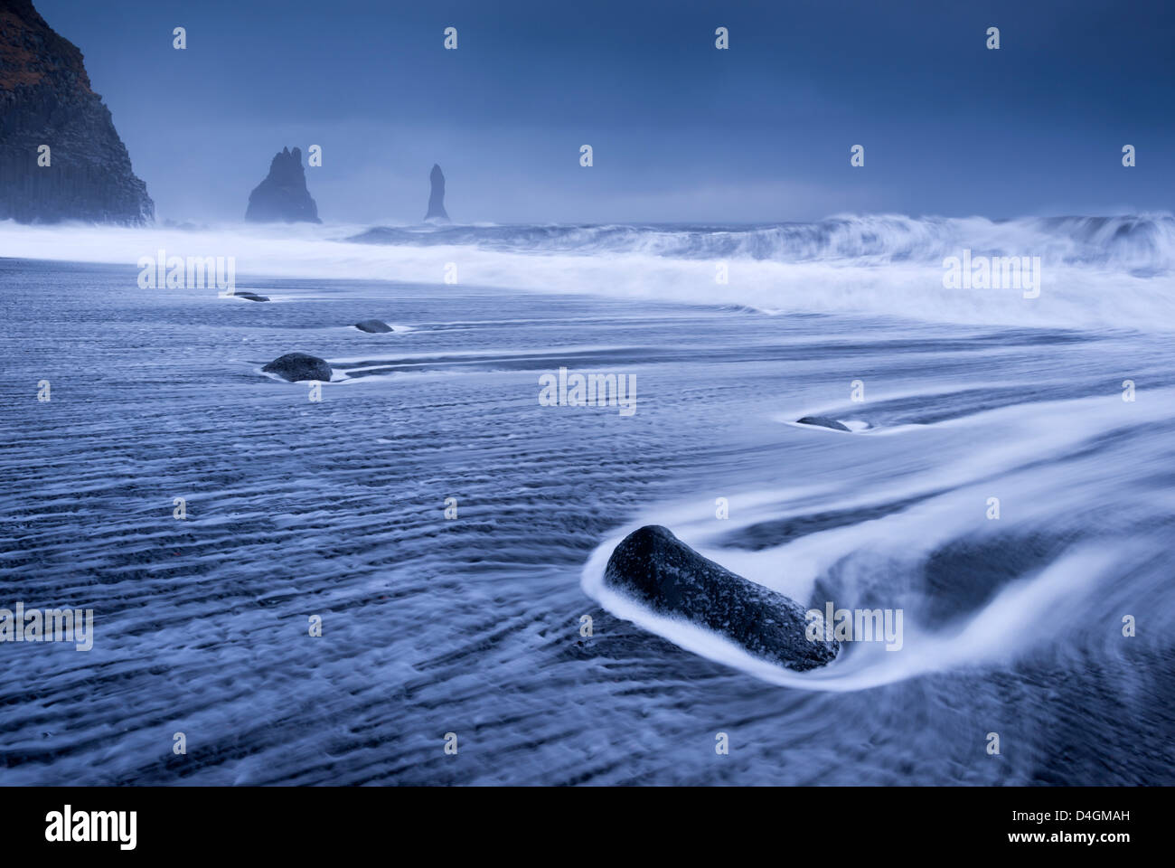 Se précipitant sur les vagues de la plage de sable noir près de Vik, sur la côte sud de l'Islande. L'hiver (Janvier) 2013. Banque D'Images