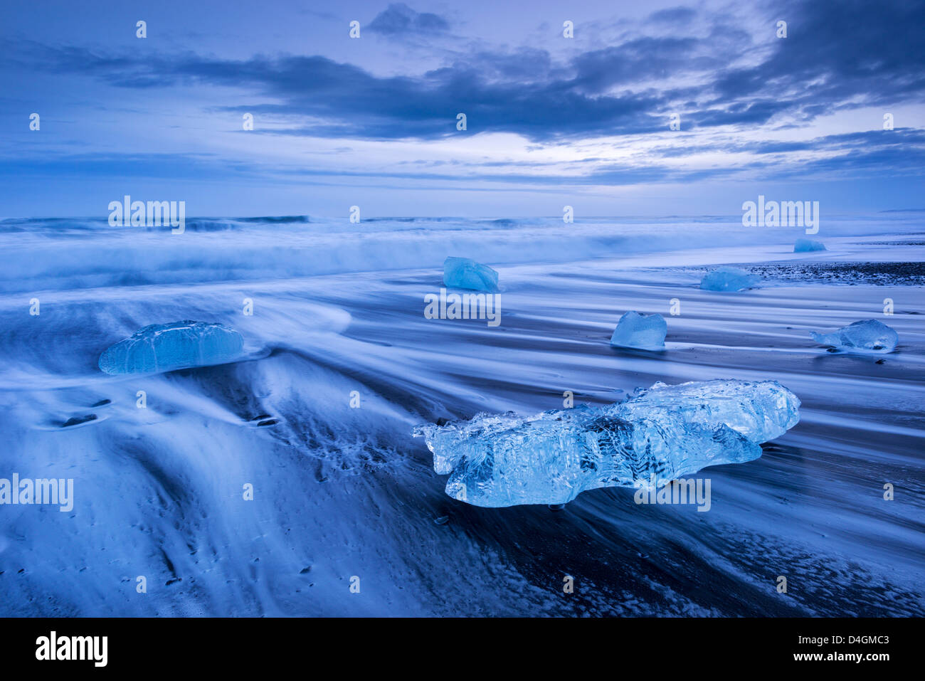 La glace et des vagues sur la plage de Jokulsarlon, le sud de l'Islande. L'hiver (Janvier) 2013. Banque D'Images
