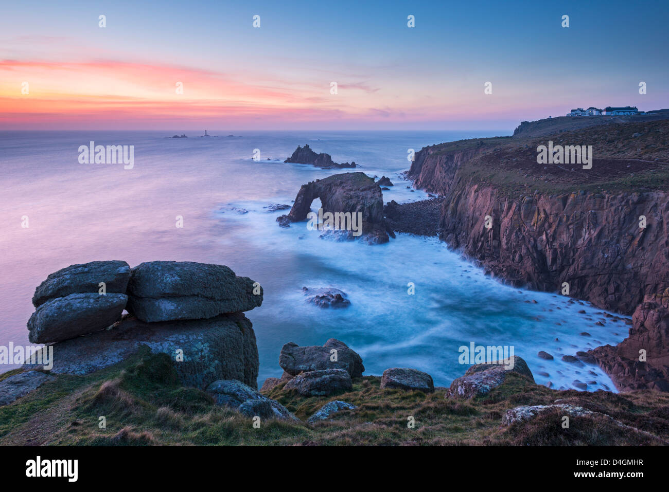 Land's End après le coucher du soleil sur une soirée d'hiver, Cornwall, Angleterre. L'hiver (février) 2013. Banque D'Images