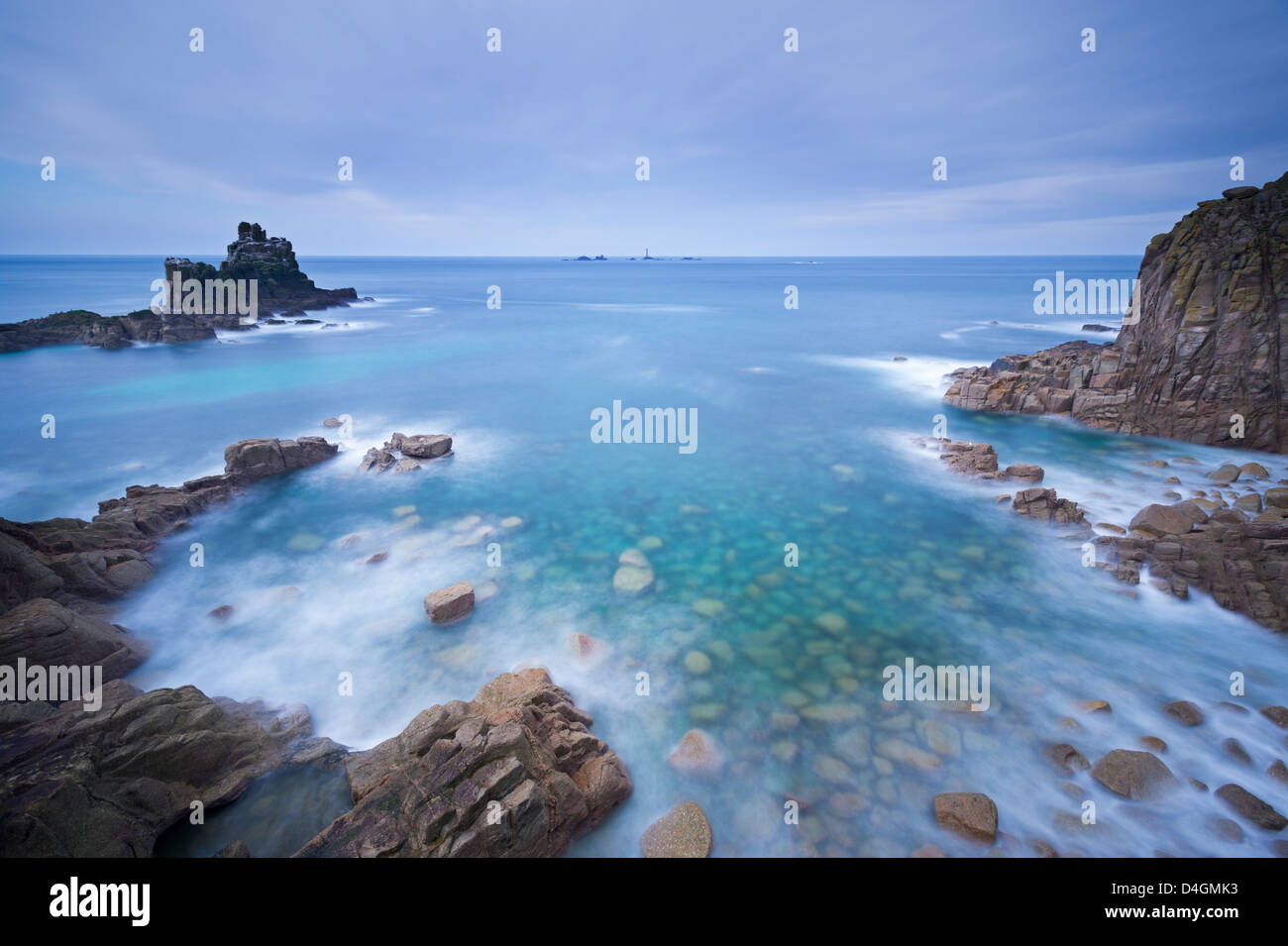 En regardant vers le phare de Drakkars Land's End, Cornwall, Angleterre. L'hiver (février) 2013. Banque D'Images