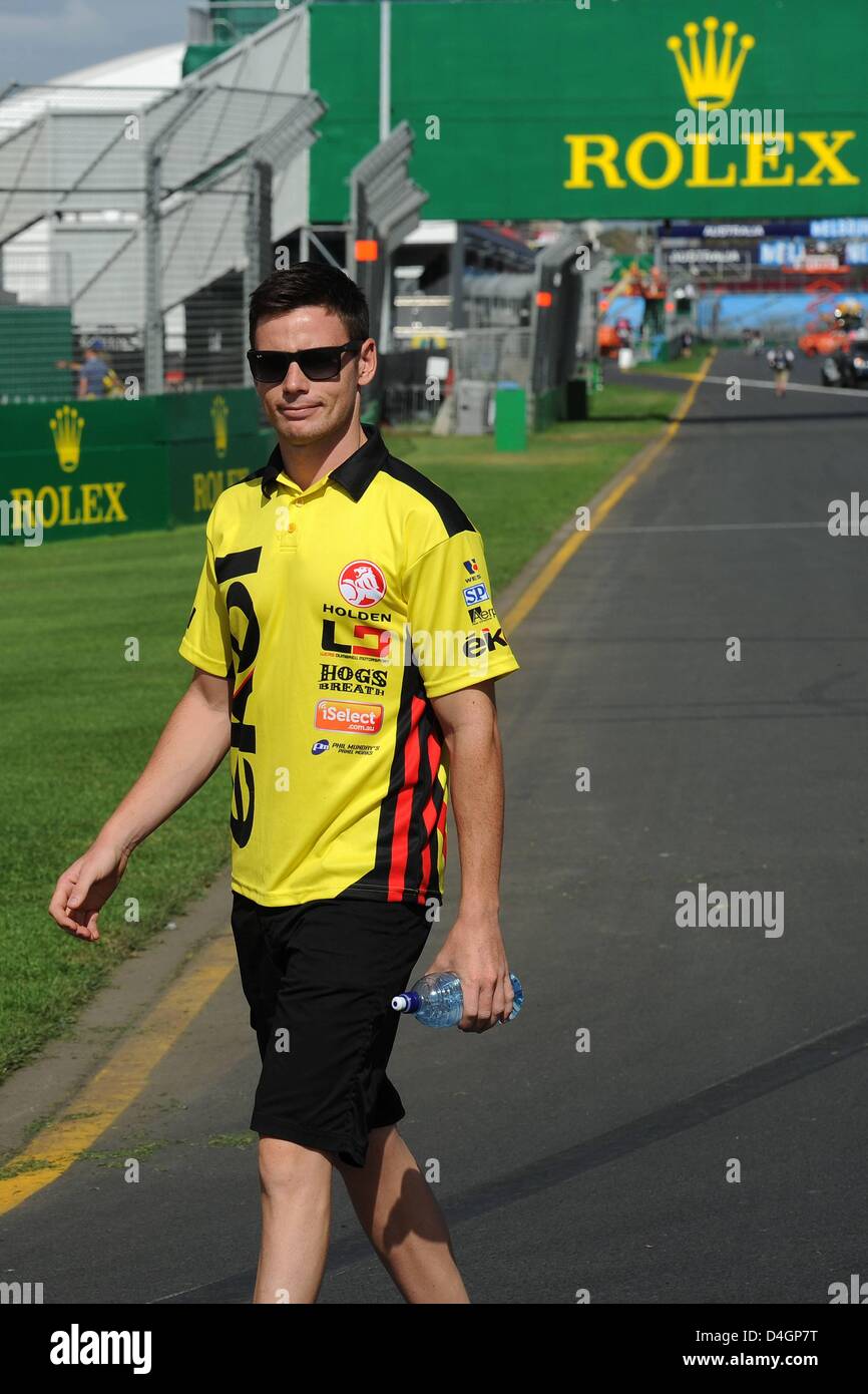 Melbourne, Australie. 13 mars 2013. Moto GP Australien Casey Stoner, champion du monde de marcher autour de la piste que maintenant dans les courses de Formule 1 de la série V8 GP Melbourne 13 03 2013 Bernard Asset Crédit : Panoramique Plus Sport Action Images / Alamy Live News Banque D'Images