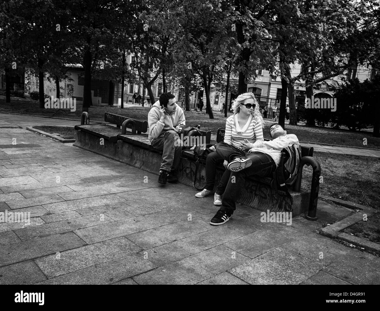 Les jeunes gens sur un banc dans un parc à Bratislava Banque D'Images