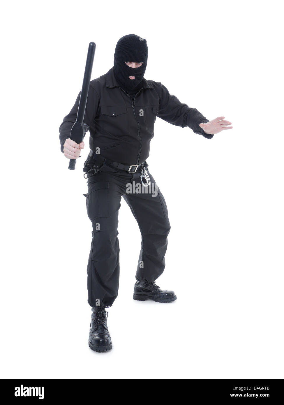 La police anti-terroriste mec uniforme noir et black mask holding police club fermement dans une main prêt pour l'action Banque D'Images
