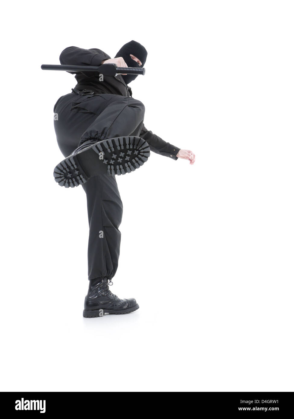 La police anti-terroriste mec uniforme noir et masque noir faisant un Side Kick, shot on white Banque D'Images