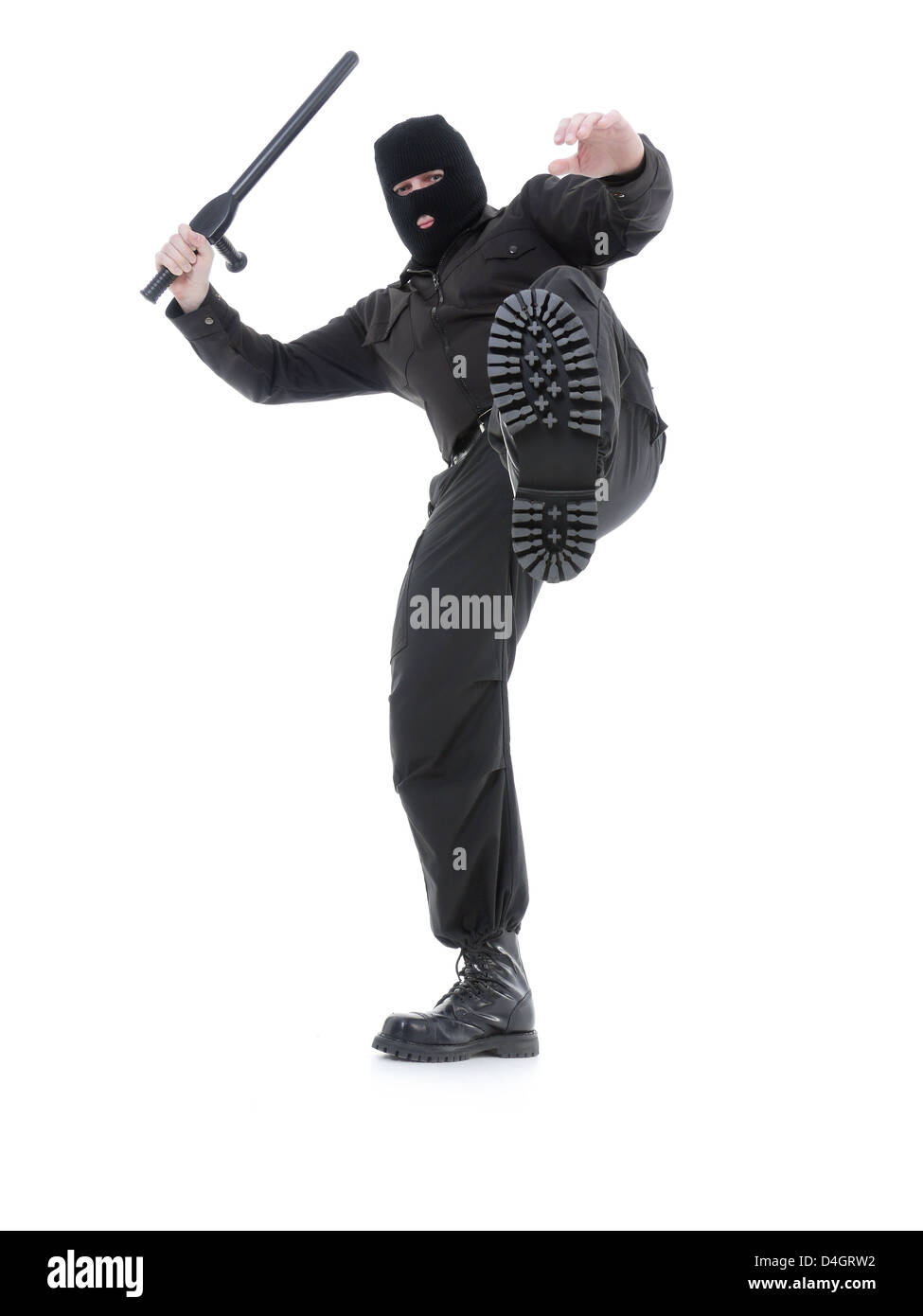 La police anti-terroriste mec uniforme noir et masque noir faire un kick, shot on white Banque D'Images