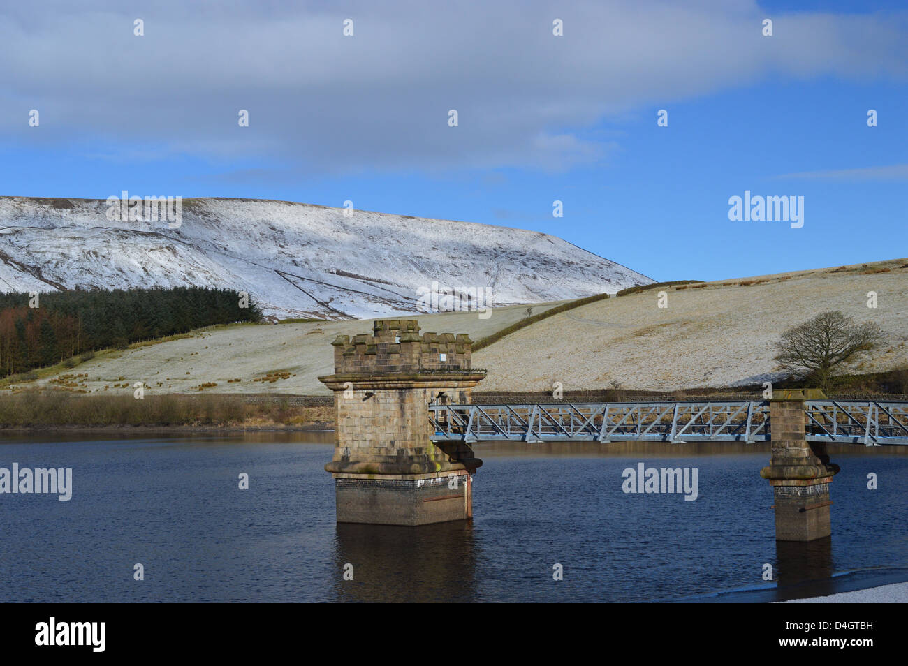 Réservoir inférieur Ogden dans winter sunshine près du village d'Orge avec un couvert de neige Pendle Hill en arrière-plan. Banque D'Images