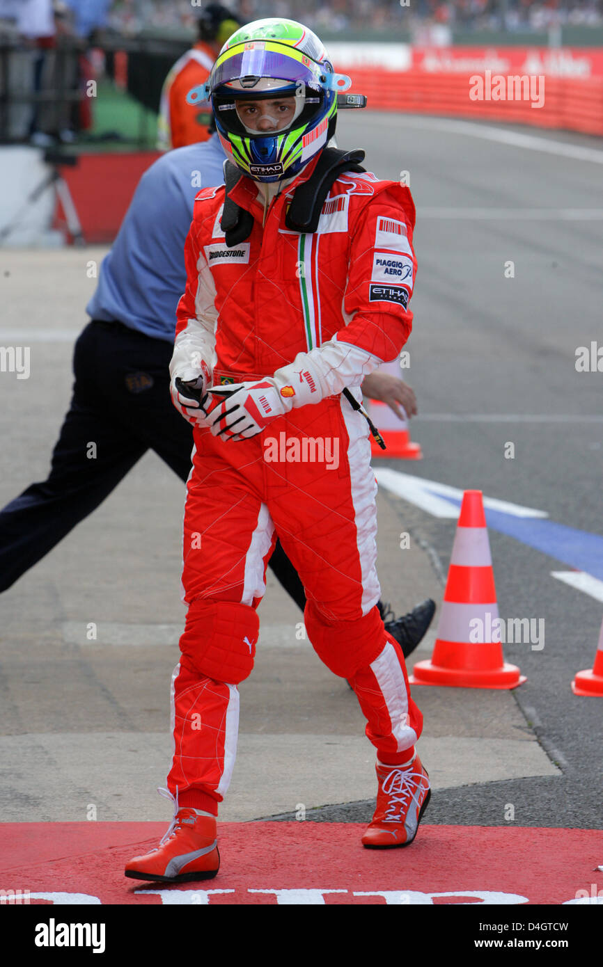 Pilote de Formule 1 brésilien Felipe Massa de la Scuderia Ferrari dans les stands après la qualification à Silverstone près de Towcester dans le Northamptonshire, Angleterre, 05 juillet 2008. Le Grand Prix de Grande-Bretagne de Formule 1 aura lieu le 06 juillet 2008. Photo : Jens Buettner Banque D'Images
